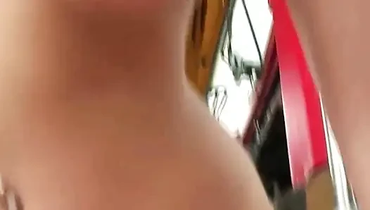 Cewek hot rambut cokelat dan rambut merah berbagi kontol di mobil truk warna kuning