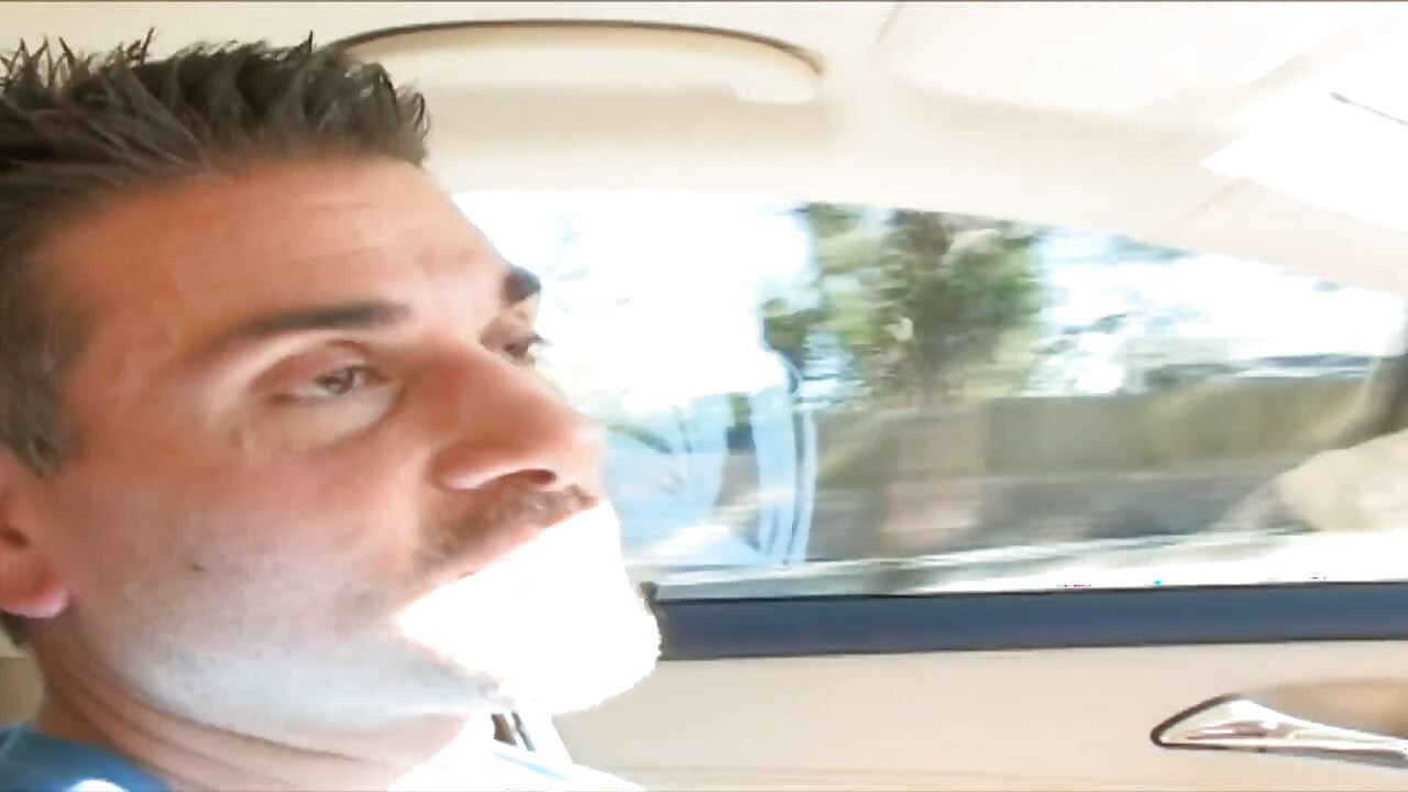 可愛らしくジューシーなラブボックスのベイブスティックが大きさで待っています