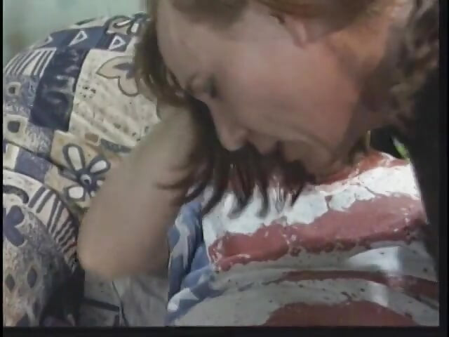 Geile oudere slet zuigt lul terwijl ze haar kutje gevuld met pik krijgt - oudere porno