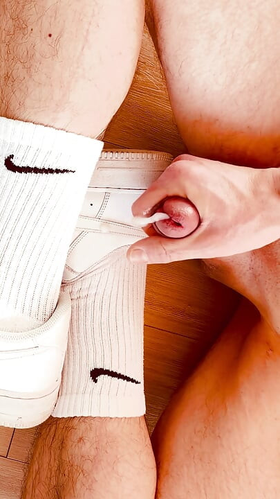 Nike AF 1 spor ayakkabım ve çoraplarımla yakın çekimde mastürbasyon yapıyor