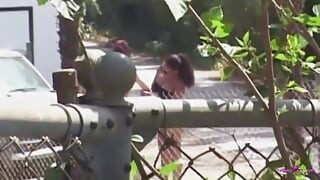 Zwei ebenholzmädchen wechseln sich ab, um ein stück schwanz für einen anal zu bekommen