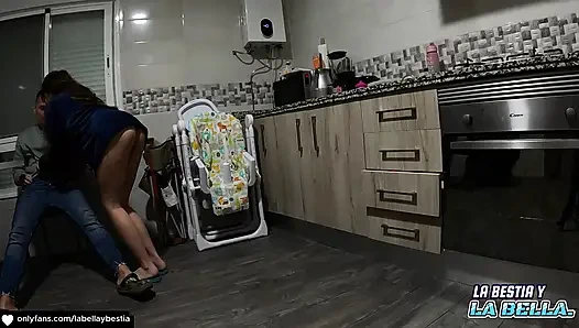 Mein stiefvater hat ihn erwischt, während er mich sah, wir fickten in der Küche heiß!