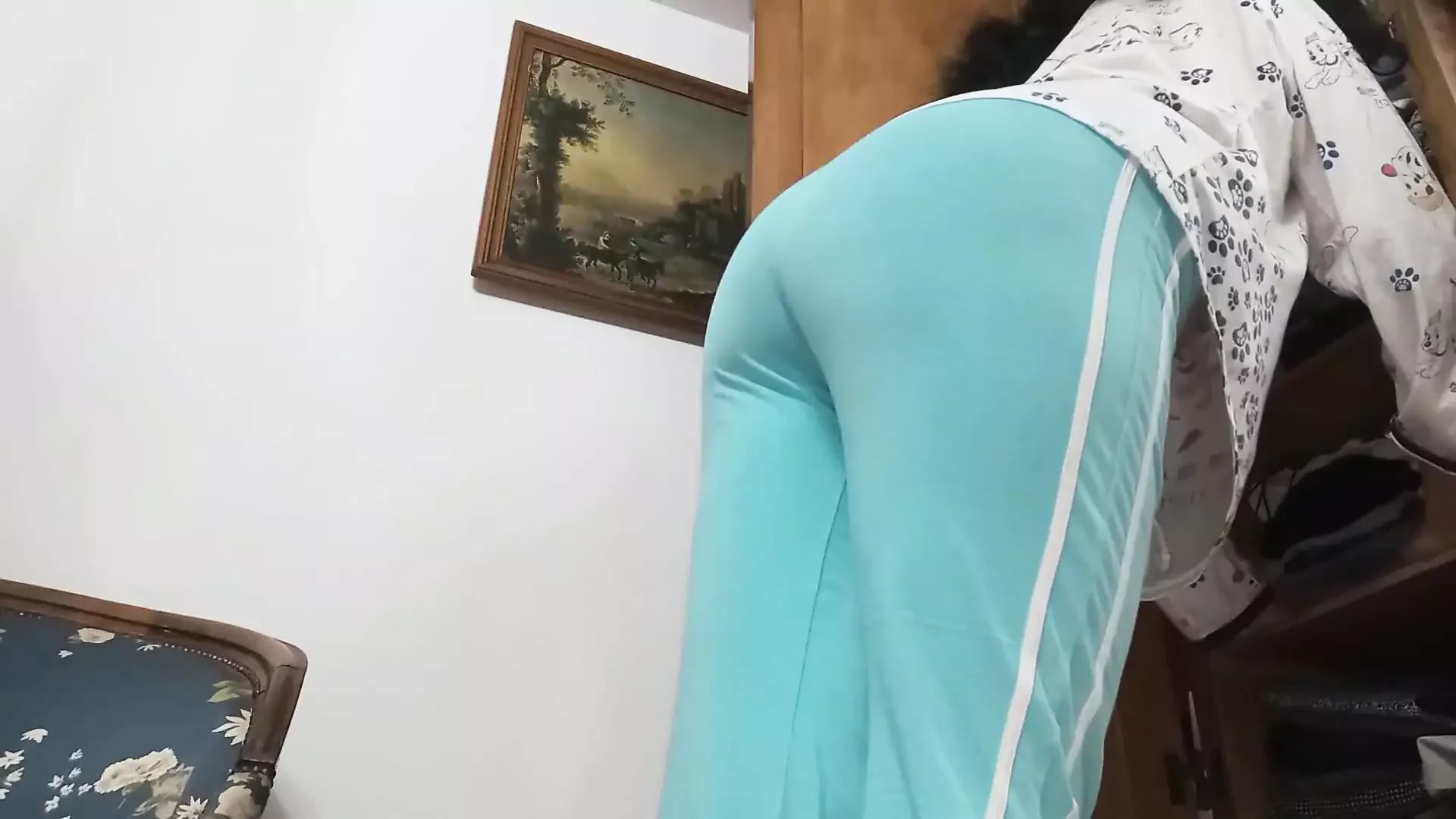 Η μητριά milf πιάστηκε ενώ καθάριζε την ντουλάπα και γαμήθηκε στο μεγάλο κώλο της