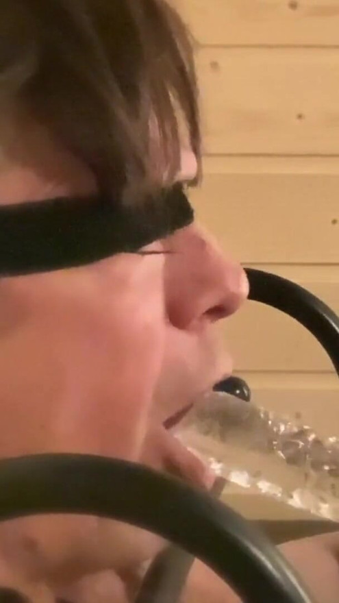 ฝึกเย็ดคอสุดลึกด้วยเครื่องเย็ดสําหรับน้องสาว "D" | คลิป 1