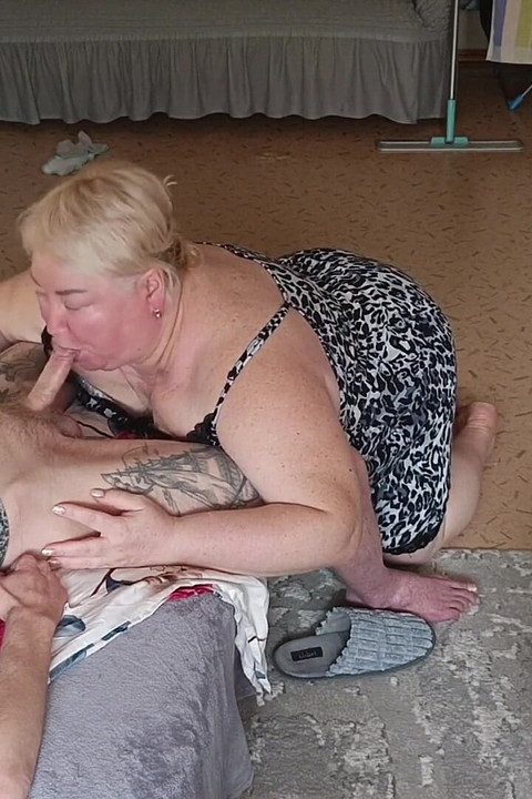 Komşu ben boşalana kadar nazikçe yarak emiyor
