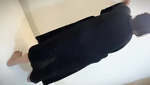Ibu tiri hot arab dengan pantat bahenol lagi bersihin kamarku sebelum aku nonton toket & pantatnya yang menggantung
