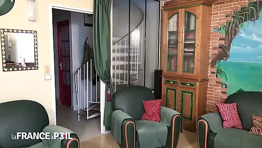 Cewek nakal rambut cokelat rela ngusap memeknya untuk ngusap kakinya