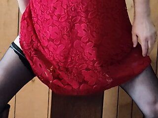 Sissy chevauche son gode dans une robe rouge, partie 1