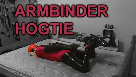 Ikatan diri armbinder hogtie dalam pakaian kucing pvc dan lycra bodysuit dengan tali pinggang kesucian dan dildo dikunci di tempat