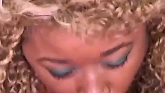 Neuling nina rivera gibt ihren ersten weihnachts-blowjob