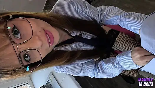 Mein chef erwischt mich beim masturbieren im büro und damit er mich nicht feuert, hatten wir und blowj