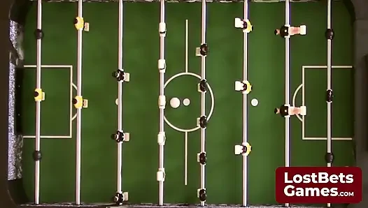 Striptizli bir langırt oyunu sonunda şaplak atma sözü veriyor