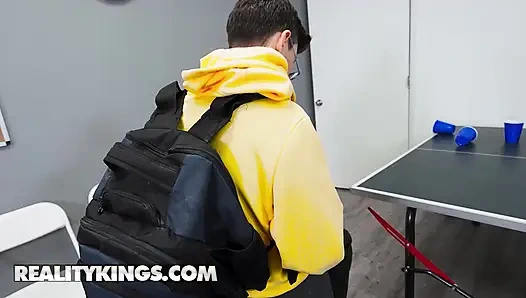 Reality kings - Rae Woods'un ateşli üniversiteli buluşması koridordan BJ'lerden rek oda seksine ve ateşli bir yüze boşalmaya gidiyor