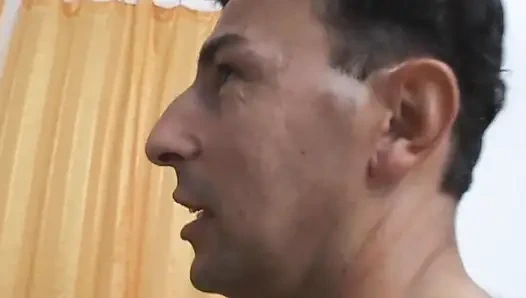 Sarışın İtalyan orta yaşlı seksi kadın üç genç eş değiştiren tarafından sikiliyor