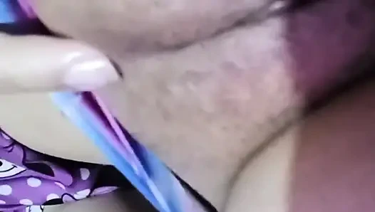 Tetanggaku ngirim video mesum untukku, termasuk besarnya