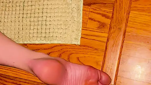 Istri hot rambut merah lagi asik nyepong kontol pria kulit hitam sambil berlutut