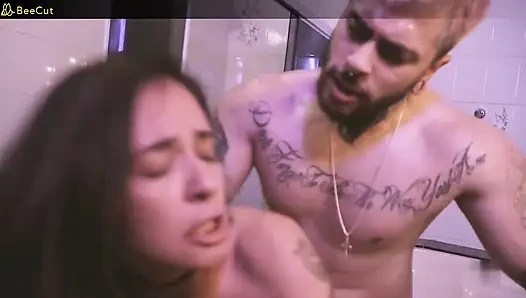 Aku membawa handuk itu ke temanku di kamar mandi dan tidak bisa menahan penisnya yang berkepala besar dan tebal