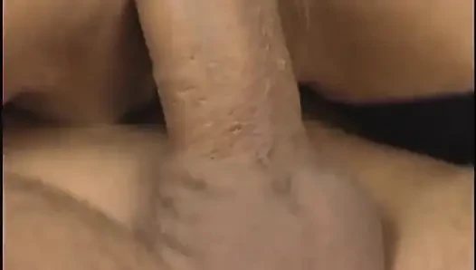 Heißes mädchen lutscht sperma von einem monsterschwanz, nachdem sie auf dem sofa gefickt wurde