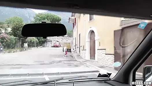 Mahsur kalan gençler - kızıl saçlı Tina Hot erkek arkadaşının aldattığını keşfettiğünde kaybediyor, antonio ile anında vahşi araba domaltarak sikiliyor