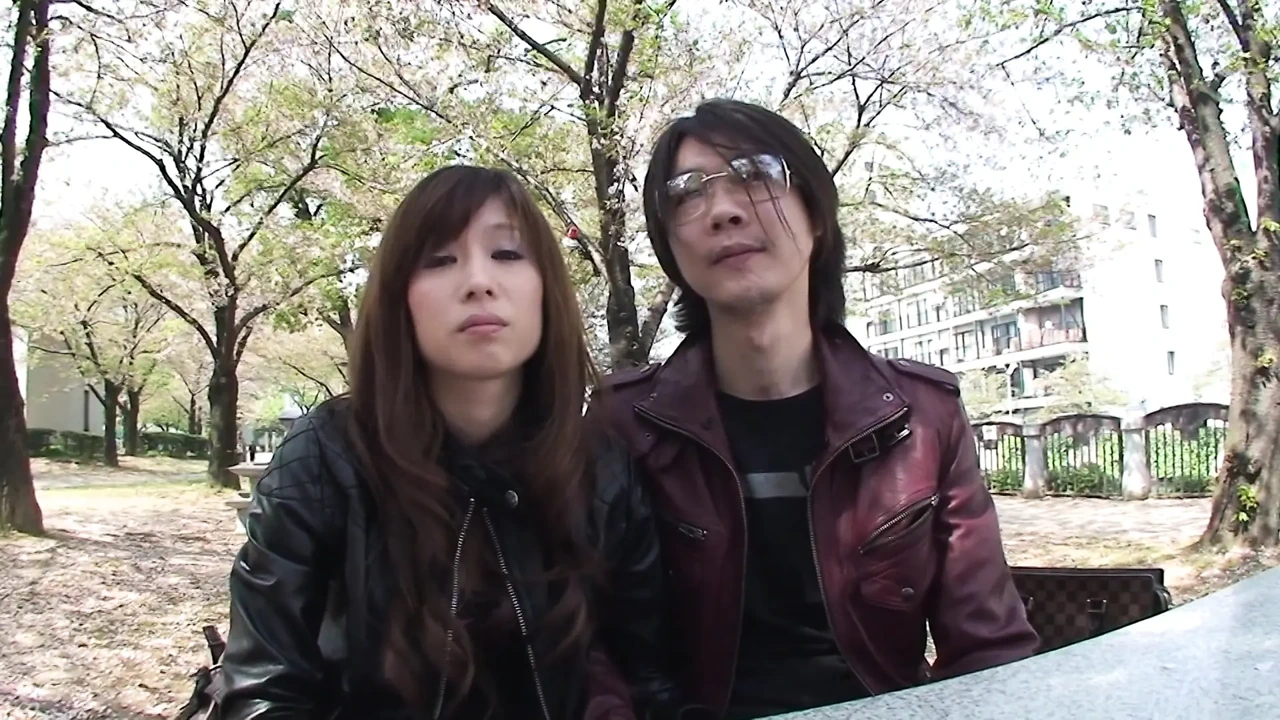 日本丈夫观看妻子毛茸茸的阴户被另一个男人性交 - 戴绿帽子的沙发中出