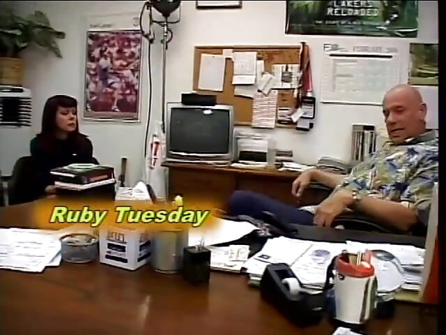 Con đĩ già tóc đỏ Ruby Tuesday thích được đụ tốt lồn và tẩy trắng bộ ngực