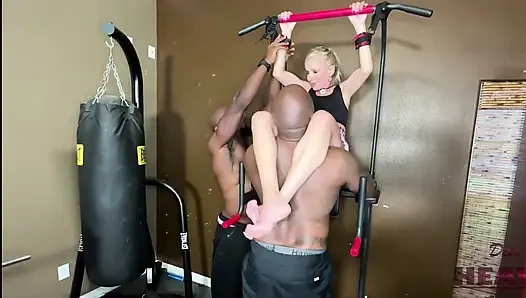 Zierliche professorin BBC körpertraining