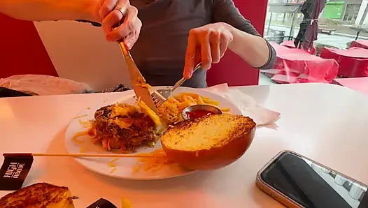 Tamamen dolgun üst giyen bir restoranda öğle yemeği yiyorum pirsingli meme uçlarımı ve seksi göğüslerimi teşhir ediyor