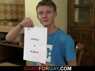 Chico gay seduce a un estudiante hetero