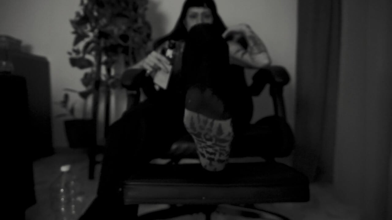 hey loser watch my dirty feet YOUR ITALIAN GODDESS