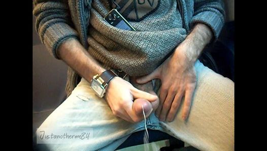 Train wank 2 - justanotherme84 masturbándose en un tren