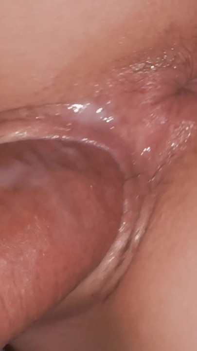 Creampie-verrassing - ik berijd mijn stiefvader voor het eerst en hij komt klaar in mijn strakke 18 poesje (voeg me gratis naakten toe) | Clip 1