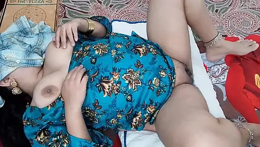 Desi Bhabhi lud ihn unter dem Vorwand, pizza zu essen, in ihr haus ein und erwischte seinen schwanz