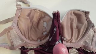 4 Cumshots auf sexy Unterwäsche in Bh-Tanga-Stiefeln von geiler Userin