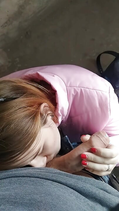 La chica chupó en la entrada