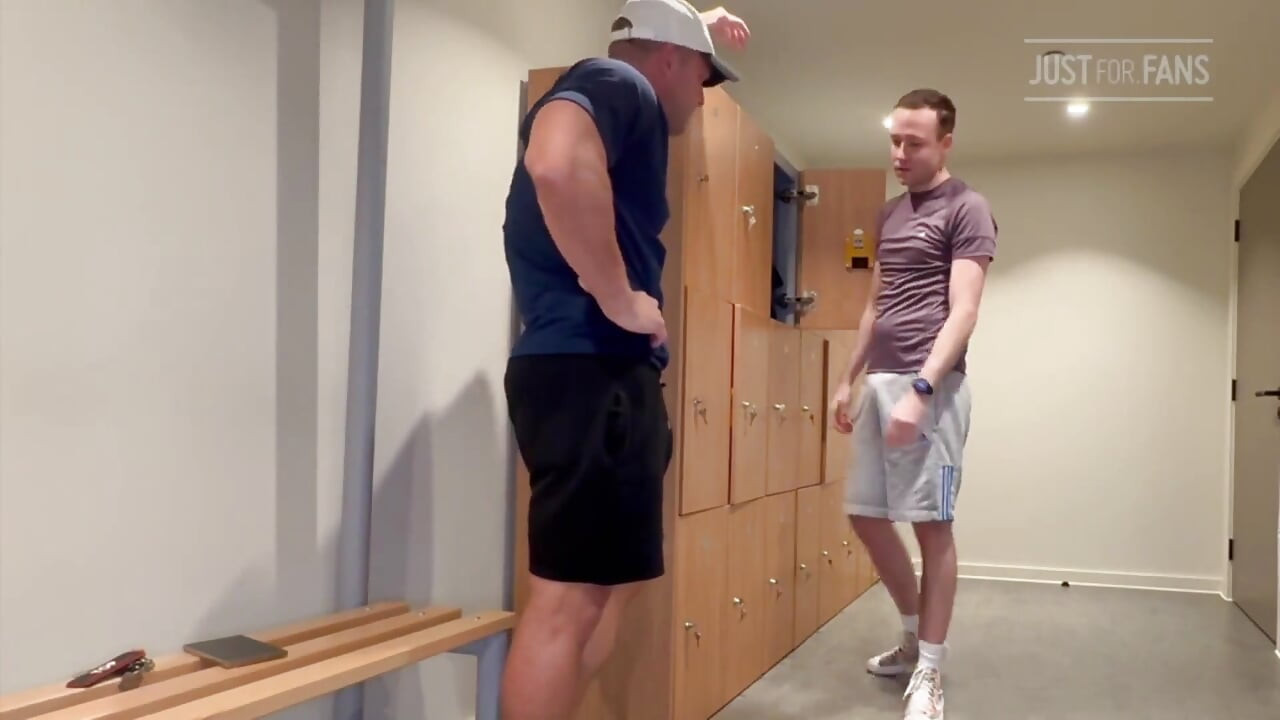 Straight Pt Throatfucks Hungthotter in the Locker Room, Then Returns the Favour