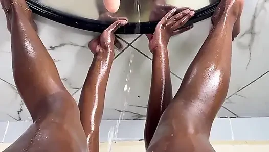 Cermin cermin di lantai! Siapa Squirter Terbaik Di Sini!