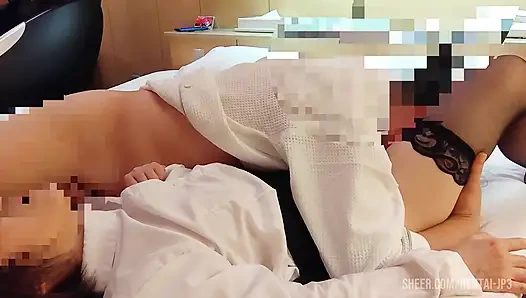 Üstteki kadın öğretmen kalçalarını sallıyor ve çok erotik inliyor.