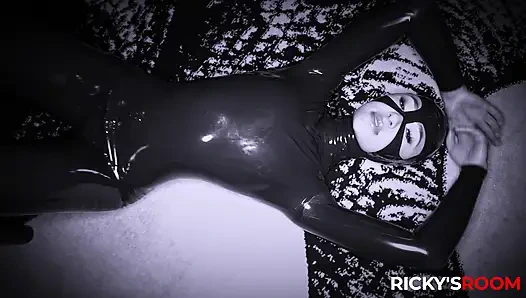 Ivy Lebelle ve Liz Jordan ıslak amcık lateks gösterisi