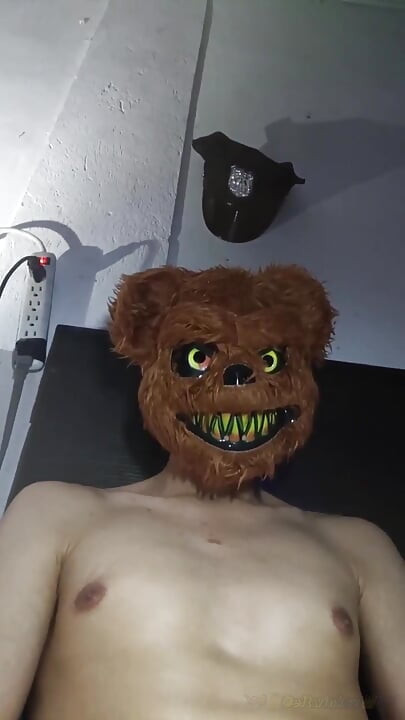 Un twink salvadorian își scoate pula uriașă în fața webcam-ului