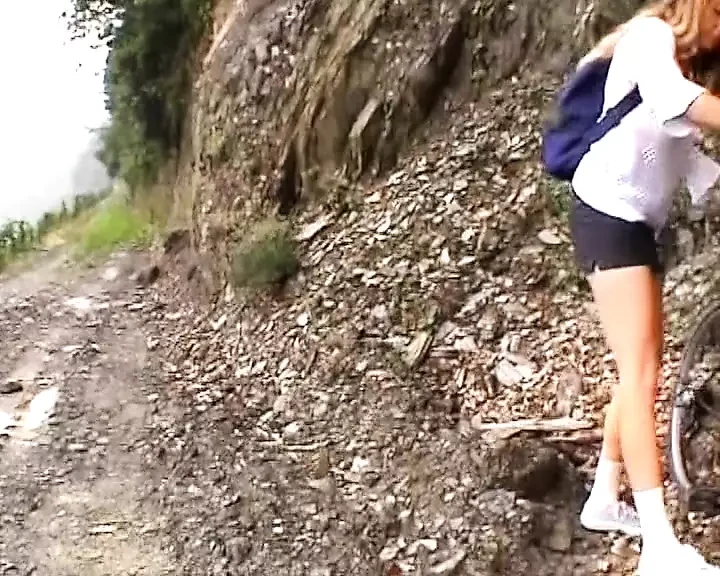 Si blonde Jerman miang melancap di atas gunung