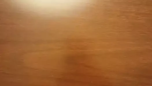 Ben motel masasında okşayarak..