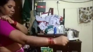 Dona de casa tâmil mostra peitos nus depois do banho