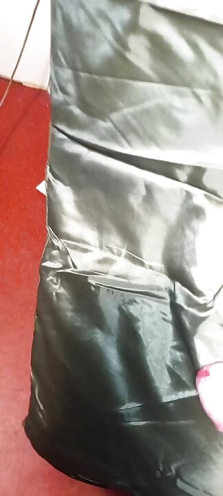 Bir bayan puffercoat'un parlak astarında spermimi çekiyorum