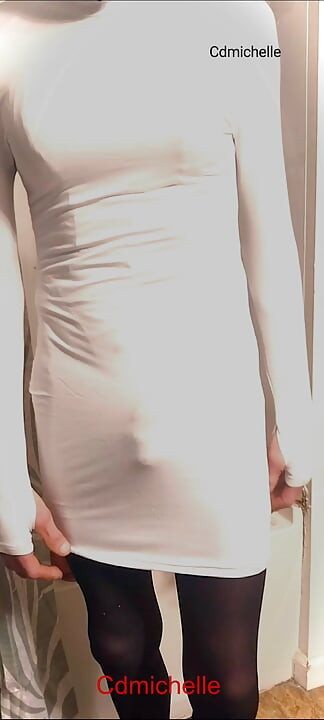 白いドレスを着た黒いボディスーツを着たCdmichelle