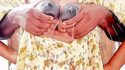 Tante seksi india dengan besar lagi asik peras susu budak seksnya