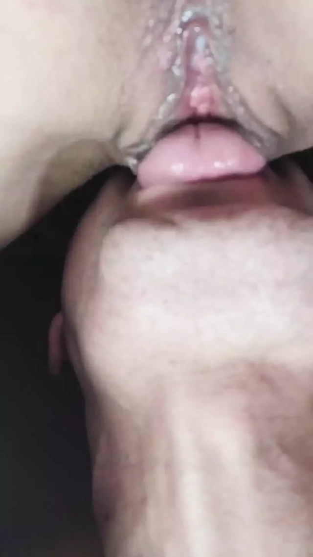 Teen shaved pussy licked very close up very wet pussy