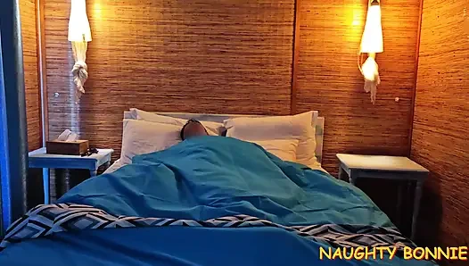 Während ihre familie direkt vor meinem zimmer spielt, schleicht sich meine stieft tante ein und reitet meinen schwanz