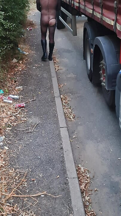 Kurac zaključana sissy sisa dildo na otvorenom