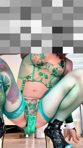 かわいいフェムボーイ、とてもセクシーなストッキングランジェリーがパンティを見せる