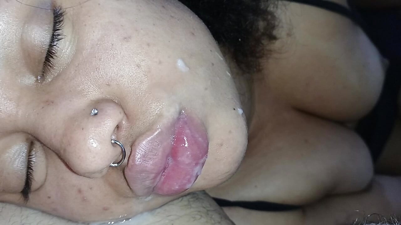 KÖSTLICHER CREAMPIE AUF DEM SCHÖNEN GESICHT DIESER GIERIGEN SCHLAMPE